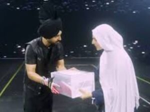 پاکستان بھارت سے ایک جیسی محبت ہے؛دلجیت کا پاکستانی مداح کوتحفہ