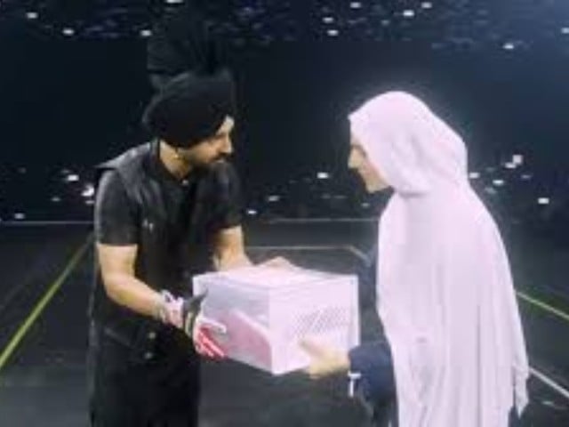 پاکستان بھارت سے ایک جیسی محبت ہے؛دلجیت کا پاکستانی مداح کوتحفہ